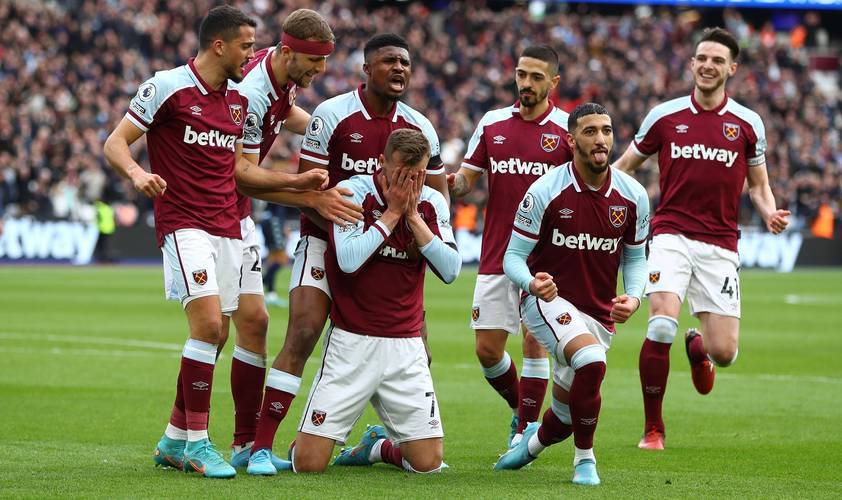 换阵收奇效 曼联主场胜喜鹊