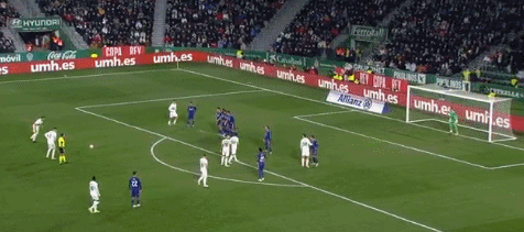 慢重钝！雷迪克看不下去了，换下詹姆斯！东契奇压哨三分拯救全队